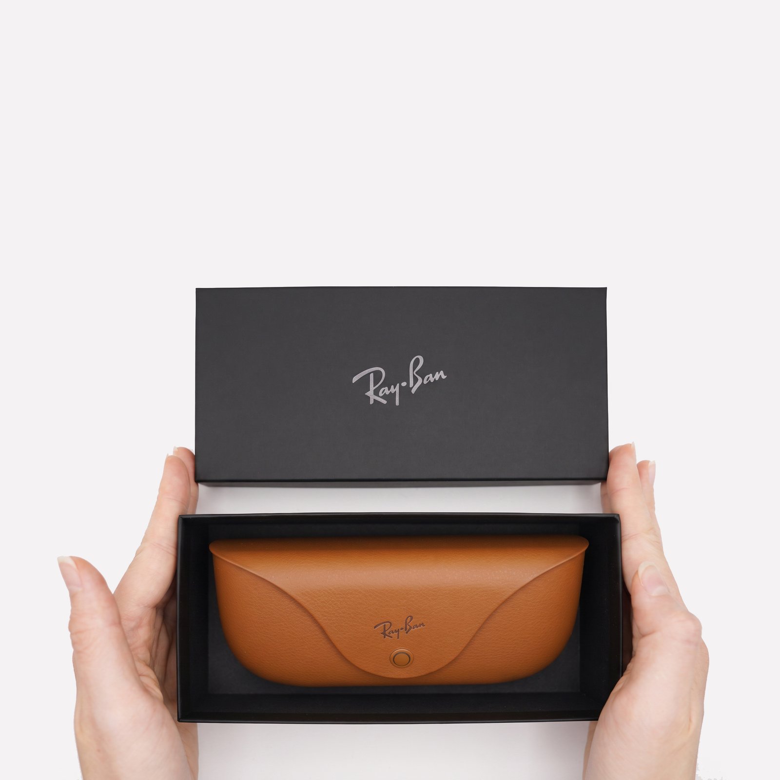 Зарядний кейс Ray-Ban Meta charging case для окулярів Gen 1 та Gen 2 (ARW0001AT 000001) 8 Зарядний кейс Ray-Ban Meta charging case для окулярів Gen 1 та Gen 2 (ARW0001AT 000001) - Зображення 8